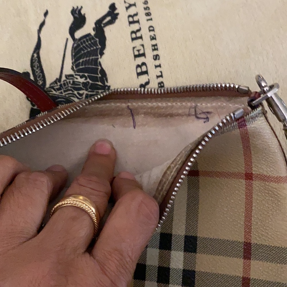 Burberry small shoulder bag in leather - Picture 5 of 6
